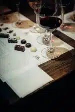 Box Vigil y Bauni con Gran Enemigo Gualtallary, coffret de bombones y presentación forrada artesanalmente a mano